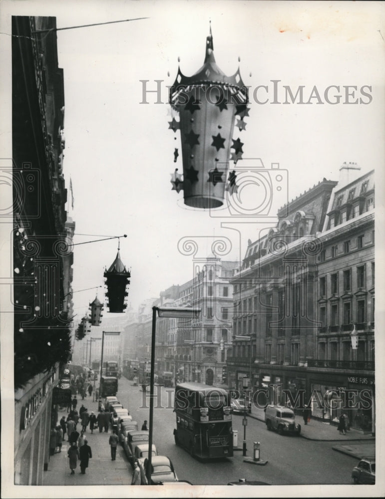 1958 Press Photo Giant Lanterns Dangle in Starry Array over Foggy Regent street