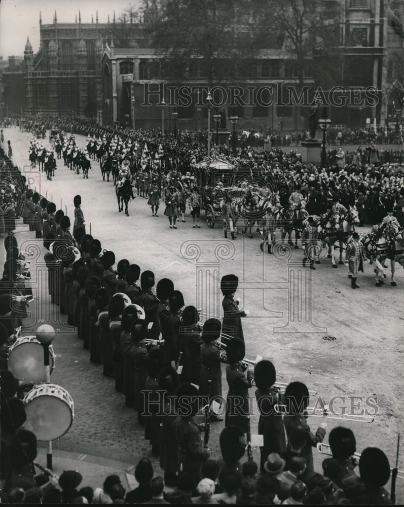 1938 Press Photo King & Queen drove through cheering crowds from Buckingham