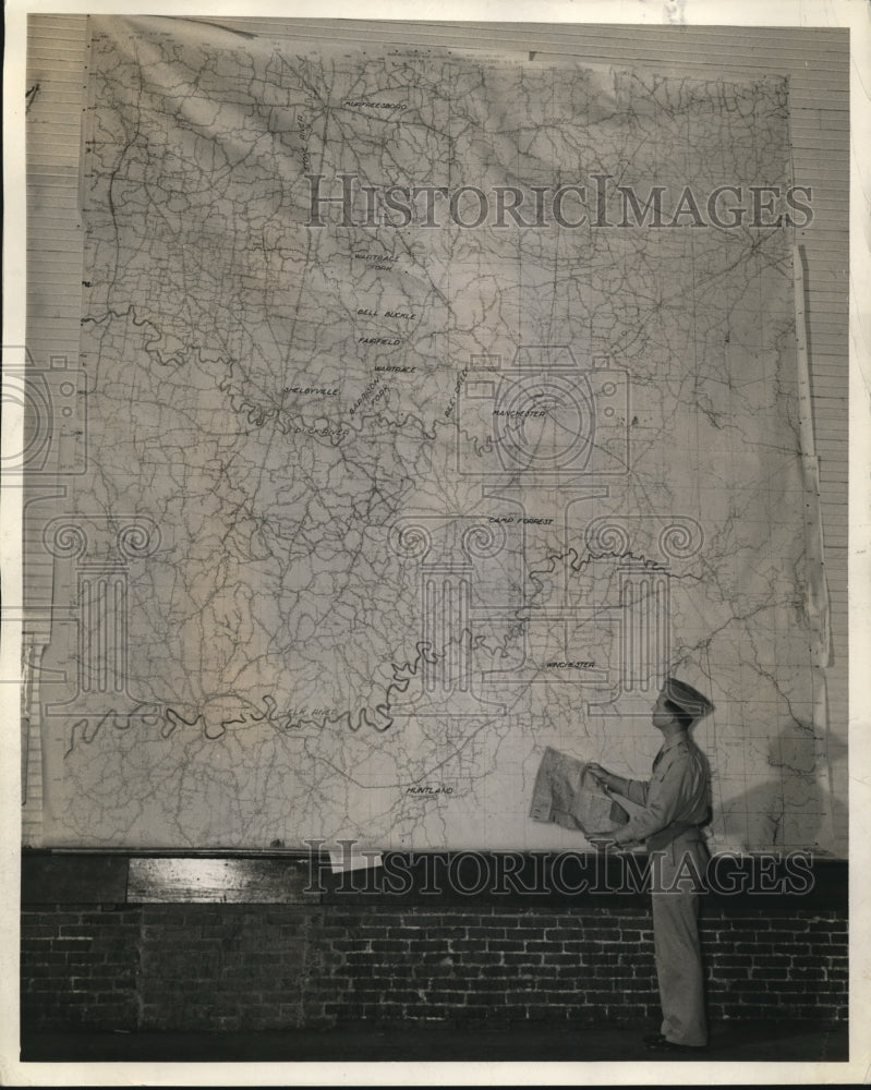 1941 Press Photo Lt. Col. Robert R. McBride compare automobile map with huge one