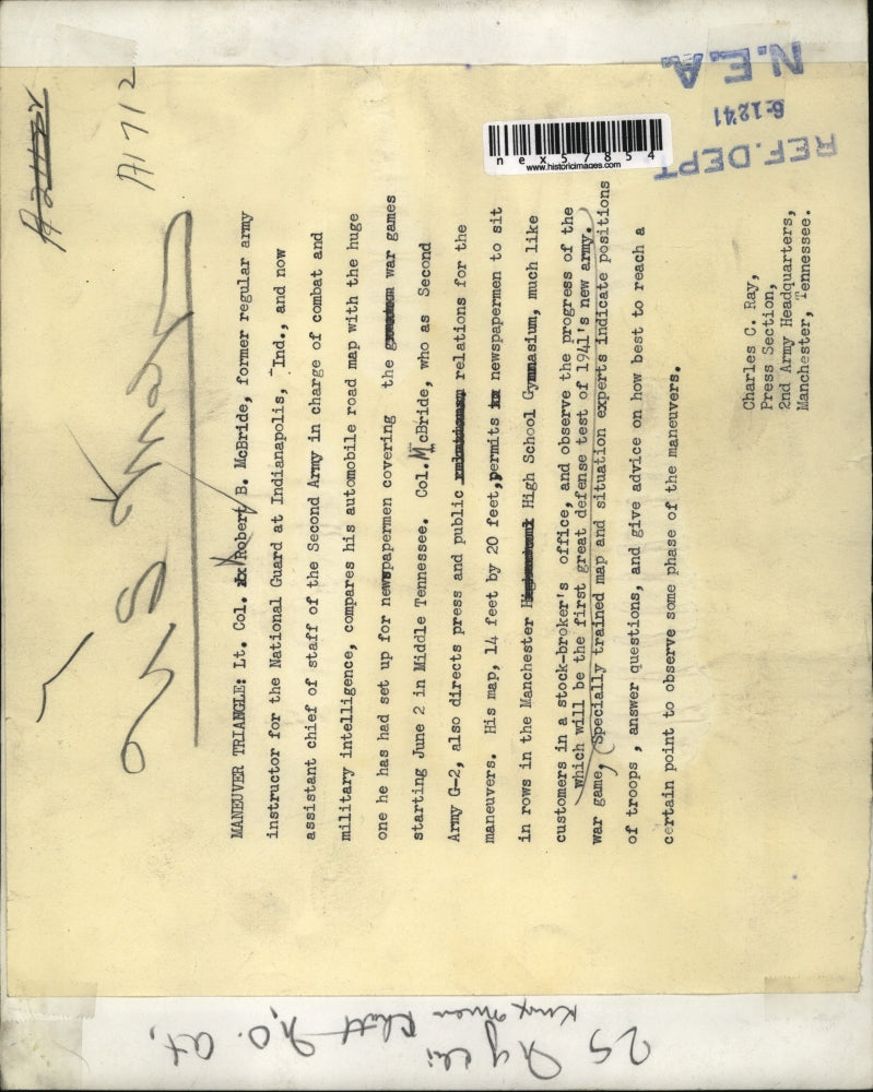 1941 Press Photo Lt. Col. Robert R. McBride compare automobile map with huge one