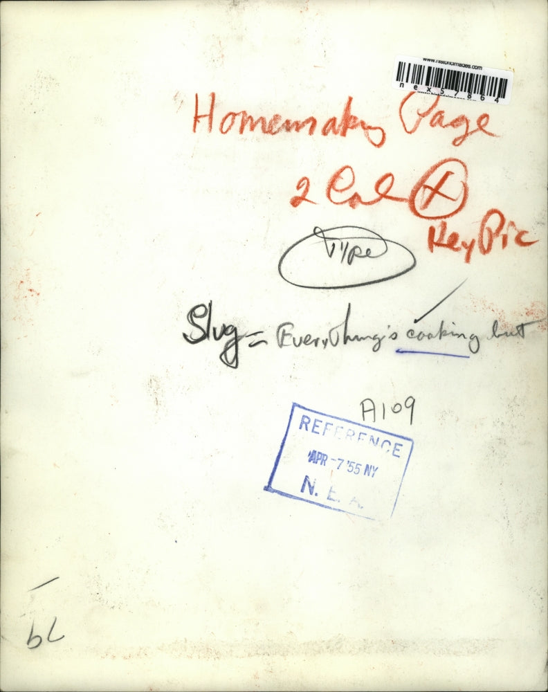 1955 Press Photo Housewife cooking in her home's oven