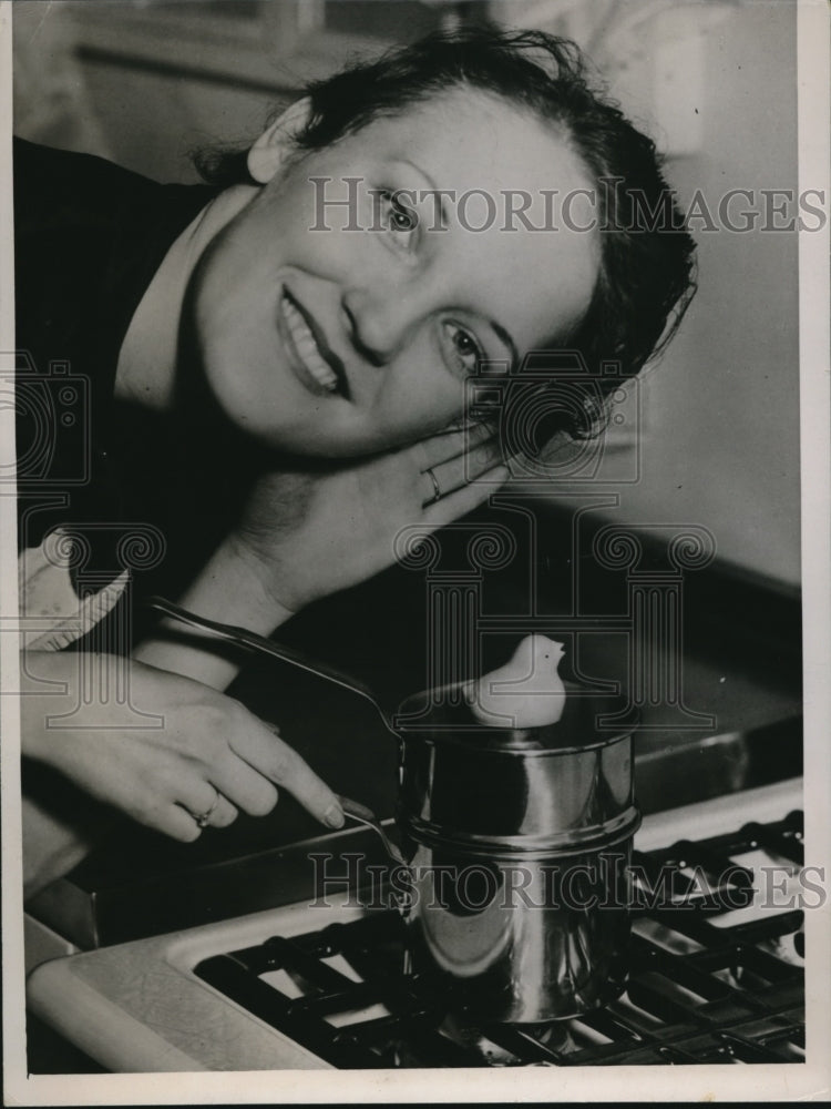 1936 Press Photo A housewife & a double boiler for cooking eggs