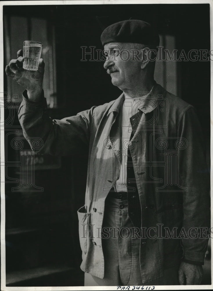 1936 Press Photo A water taster at Monysouris Reservoir