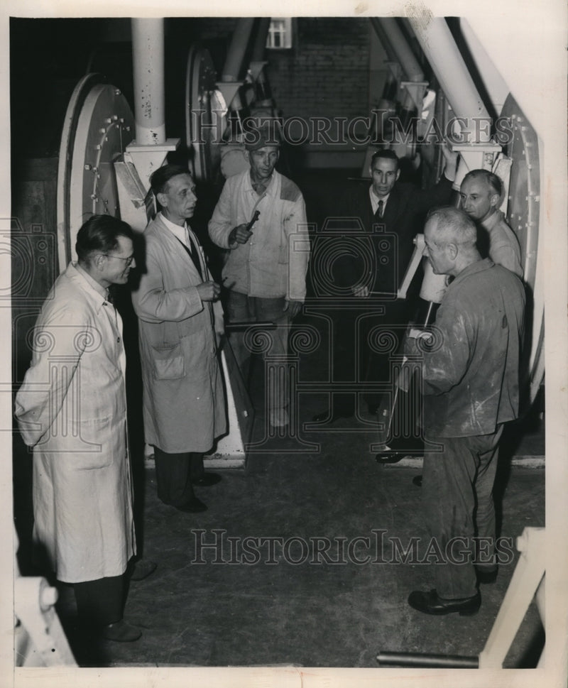 Load image into Gallery viewer, 1948 Press Photo Berlin Germany Hugo Oeser at Knorr factory for macaroni
