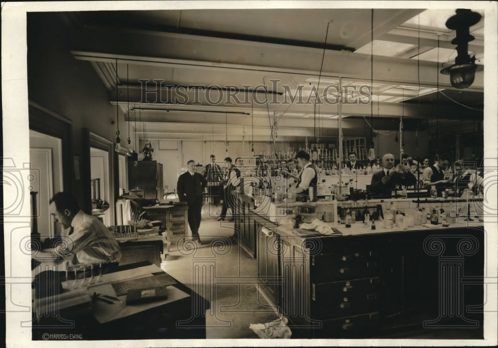 1920 Press Photo Government Laboratory for alcoholic content of Home Brews