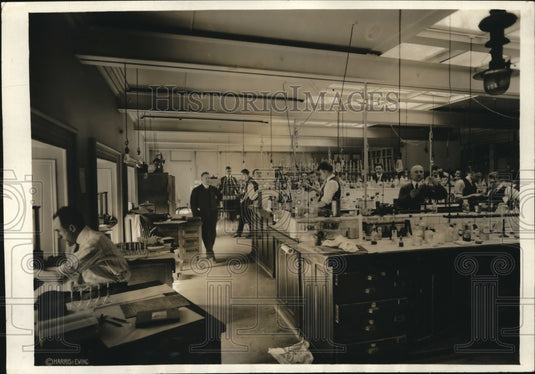 1920 Press Photo Government Laboratory for alcoholic content of Home Brews