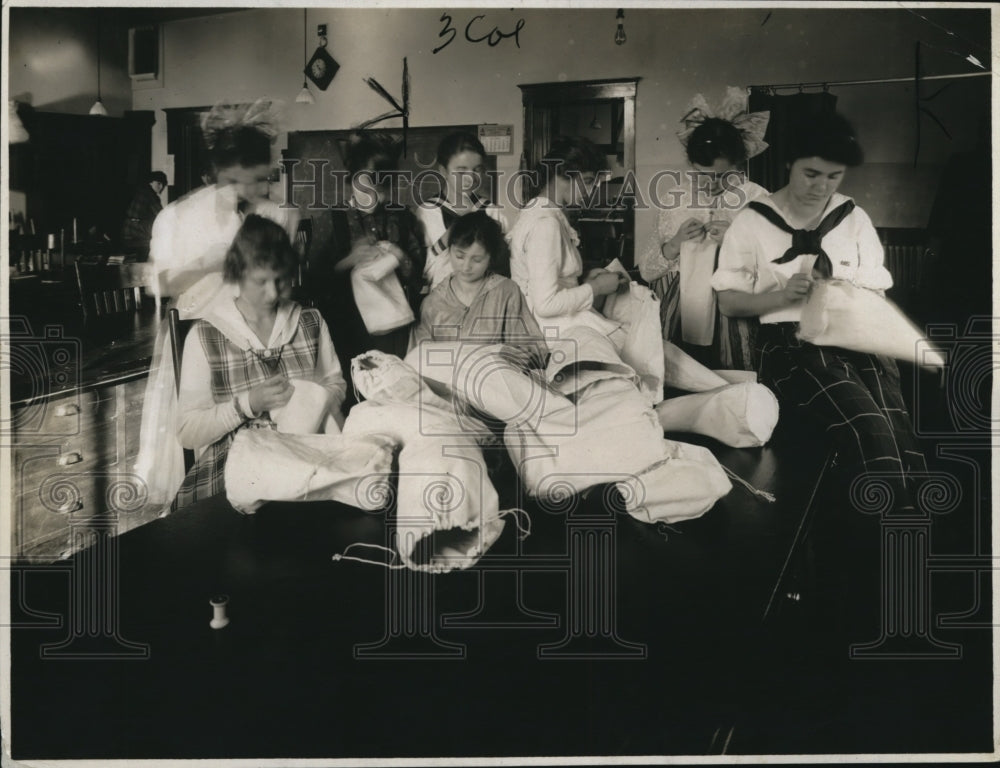 1923 Press Photo Seattle School Girls Make Kit Bags for Naval Volunteers