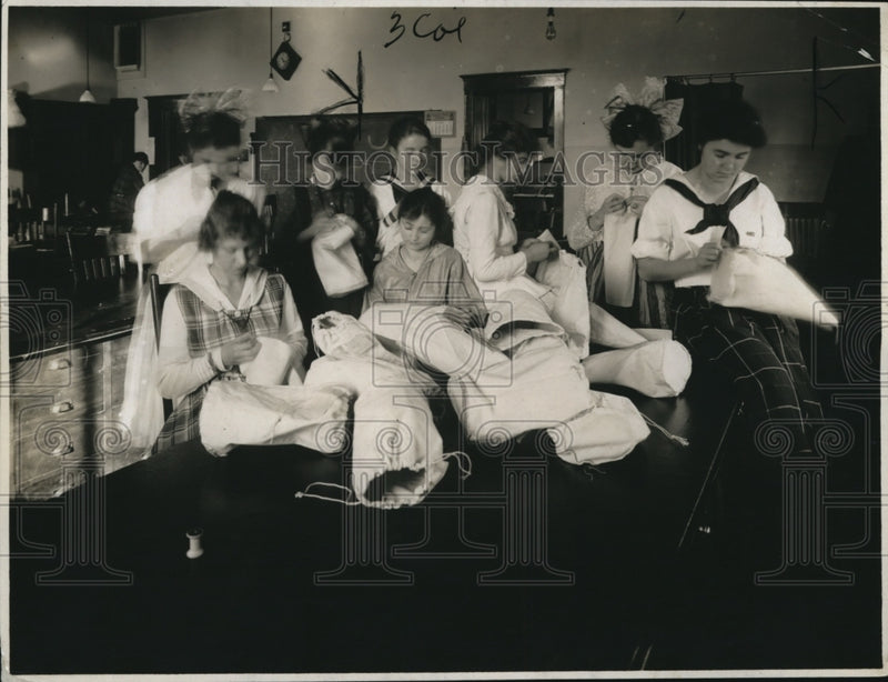 Load image into Gallery viewer, 1923 Press Photo Seattle School Girls Make Kit Bags for Naval Volunteers
