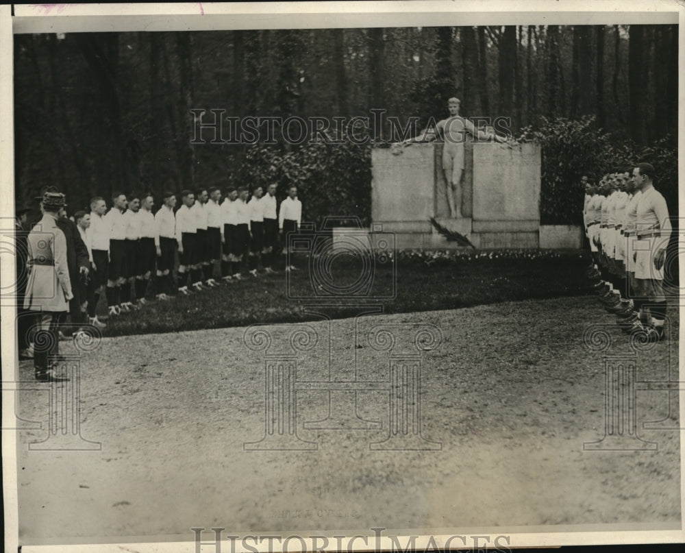 1926 Press Photo Sandhurst Cadets salute monument of war dead in Paris, France