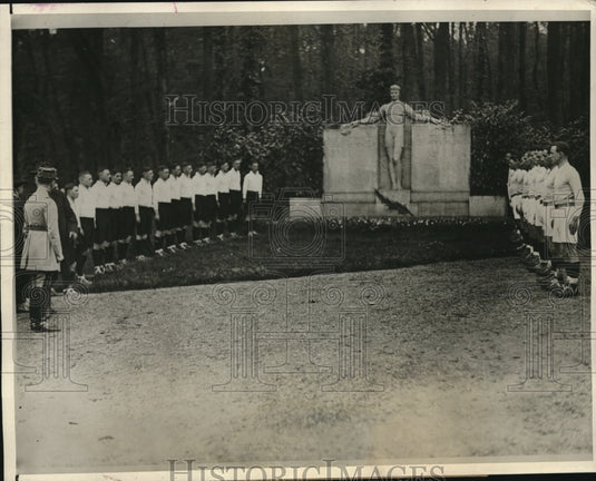 1926 Press Photo Sandhurst Cadets salute monument of war dead in Paris, France