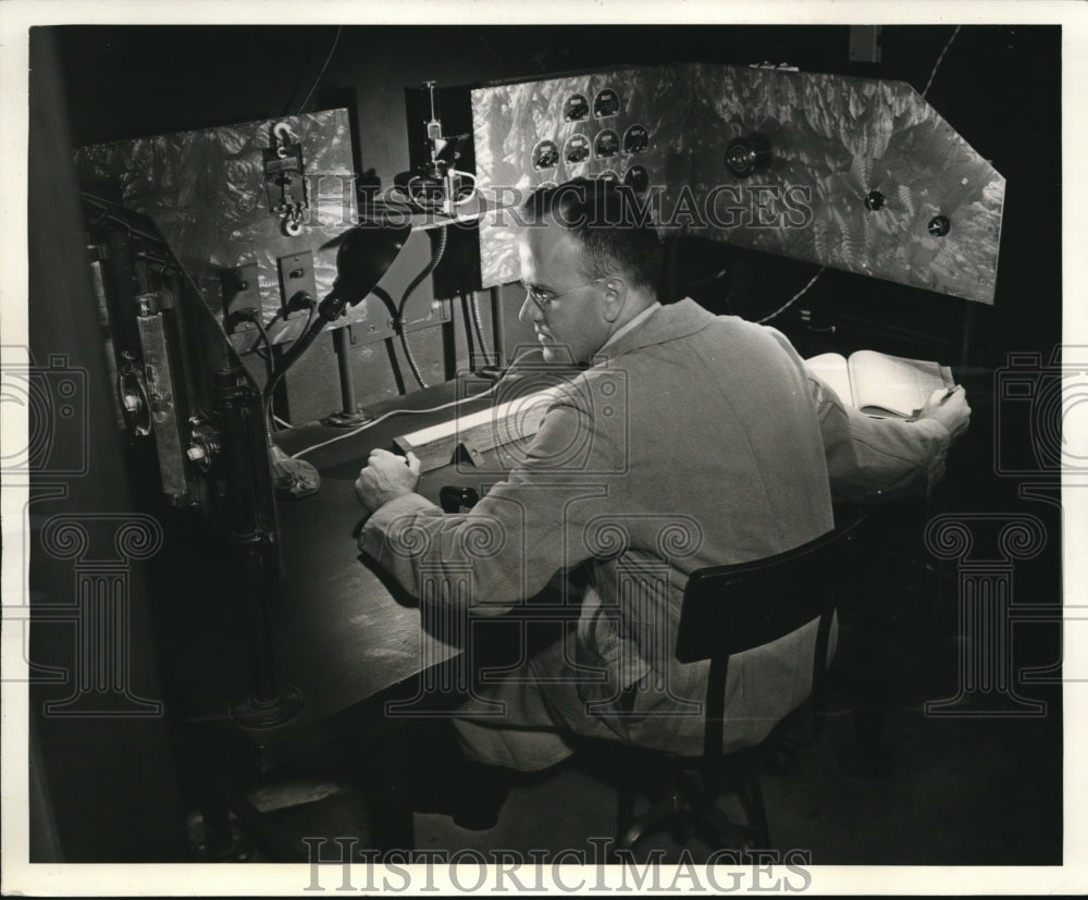1938 Press Photo Westinghouse SL Burgwin research engineer measures light beams