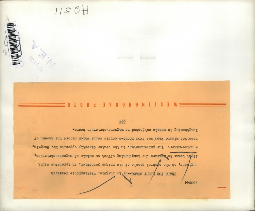 1938 Press Photo Westinghouse SL Burgwin research engineer measures light beams