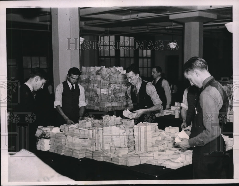 1936 Press Photo Baltimore Social Security Board clerks sort employes cards
