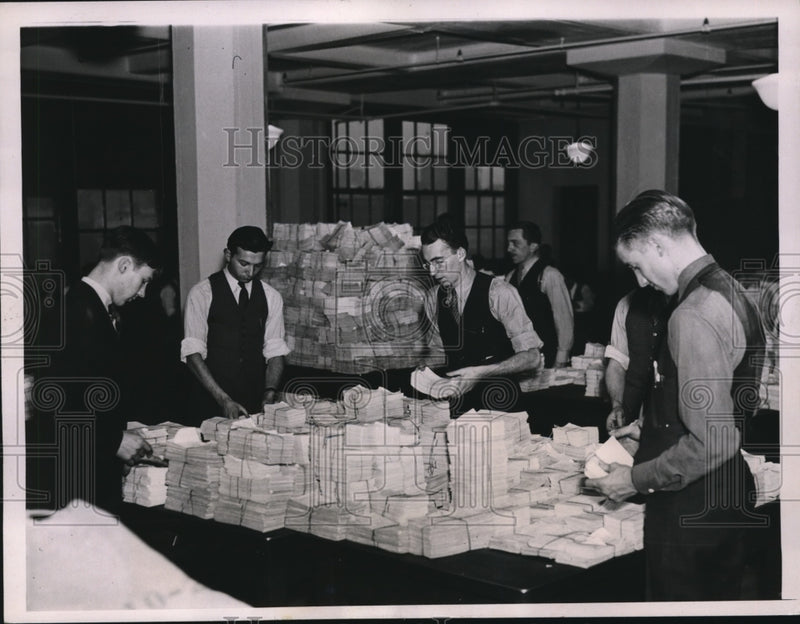 Load image into Gallery viewer, 1936 Press Photo Baltimore Social Security Board clerks sort employes cards
