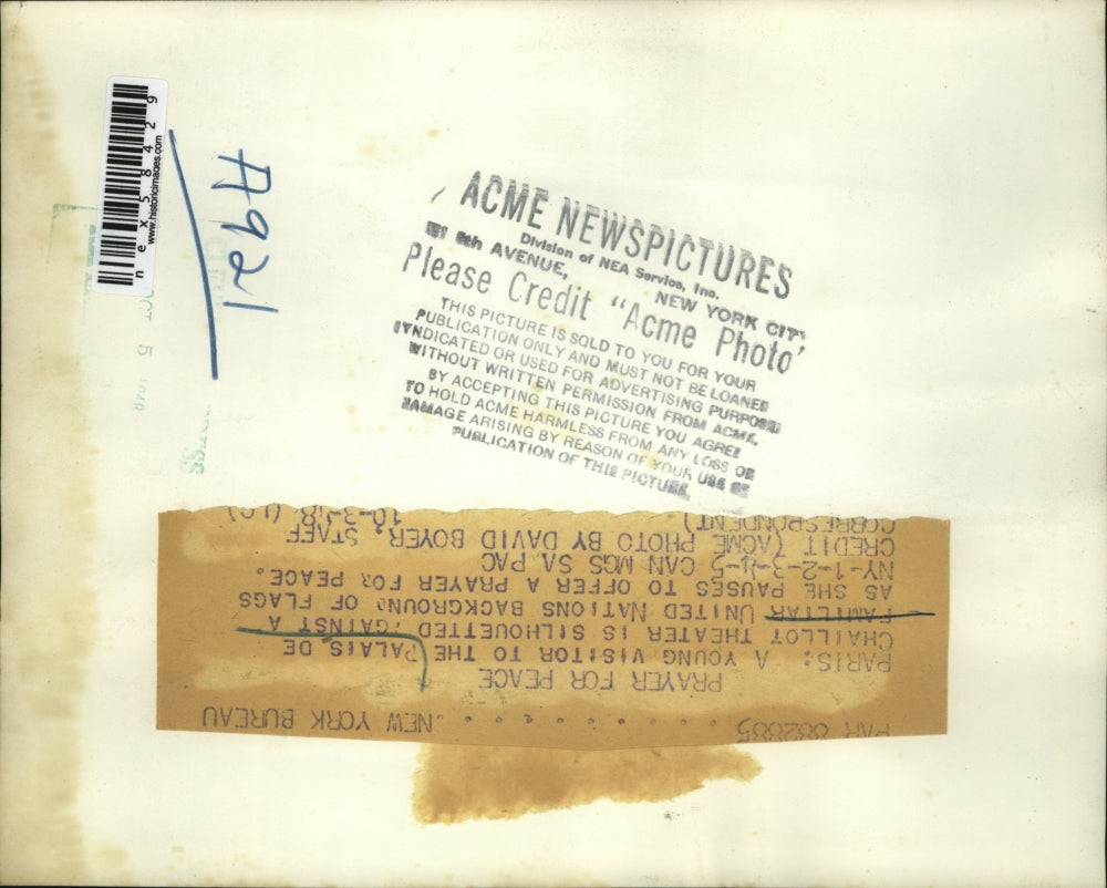 1948 Press Photo A visitor to the Palais De Chaillot Theater