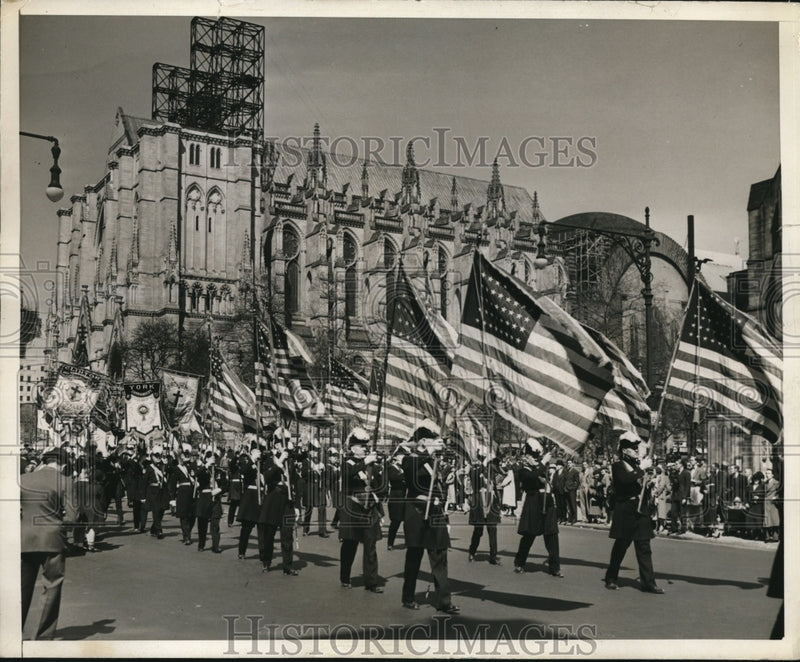 Load image into Gallery viewer, 1937 Press Photo Knights Templar on Amsterdam Ave in front of cathedral
