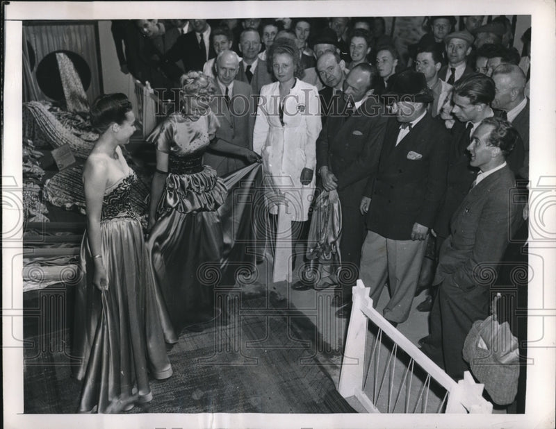 Load image into Gallery viewer, 1948 Press Photo Modehaus Wienhoefer Fashion Show Hannover Trade Fair Germany
