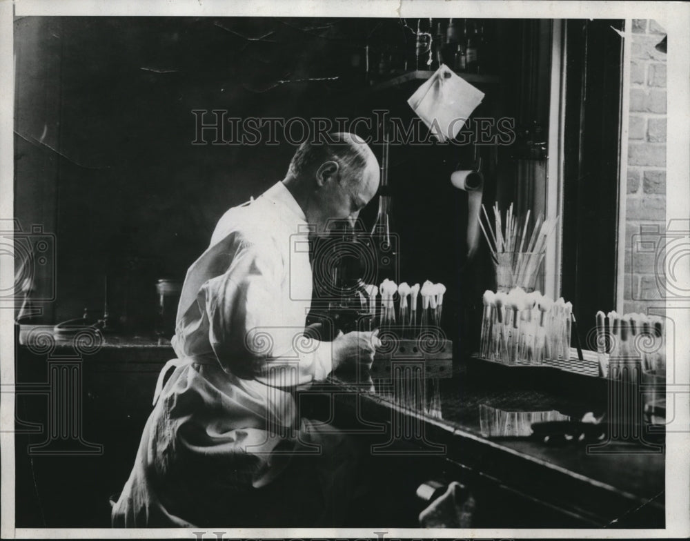 1934 Press Photo Dr Edward Francis US bacteriologist