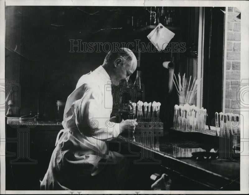 Load image into Gallery viewer, 1934 Press Photo Dr Edward Francis US bacteriologist
