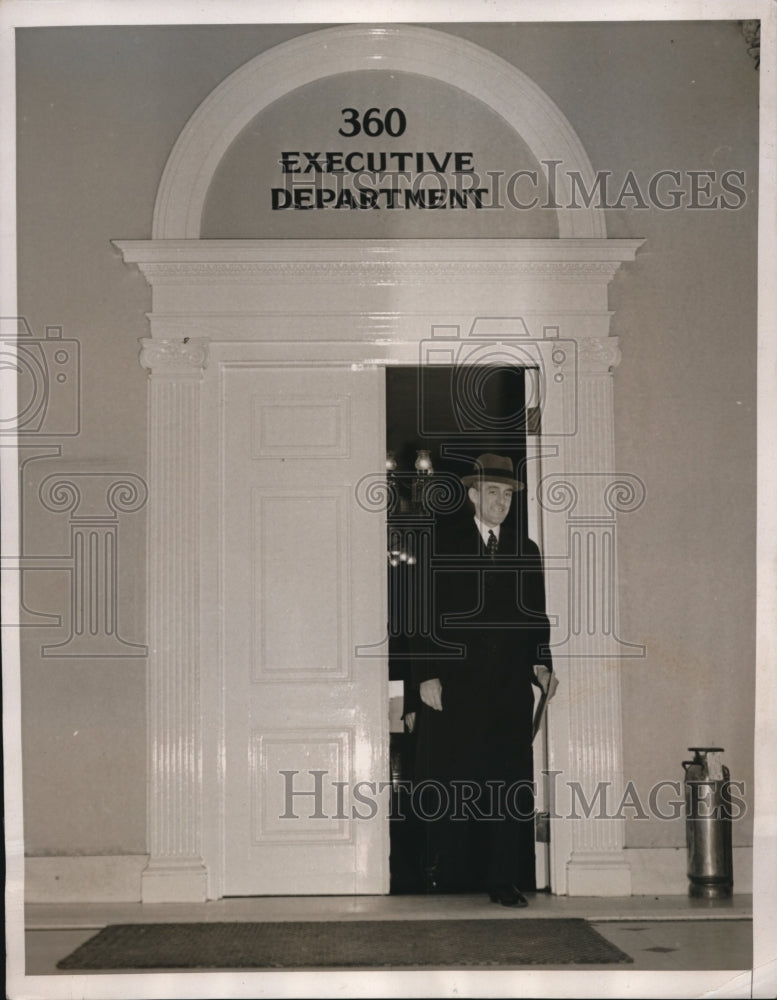 1938 Press Photo Governor Leverett Saltonstall Leaving the State House