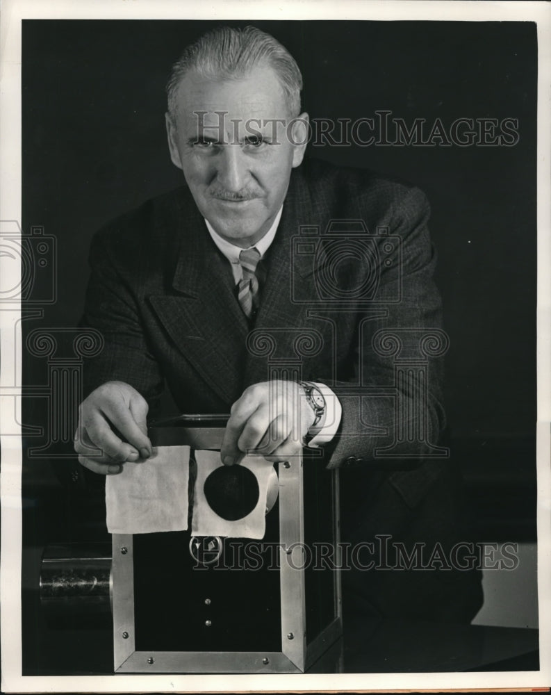 Load image into Gallery viewer, 1939 Press Photo Dr Phillips Thomas at Westinghouse research labs
