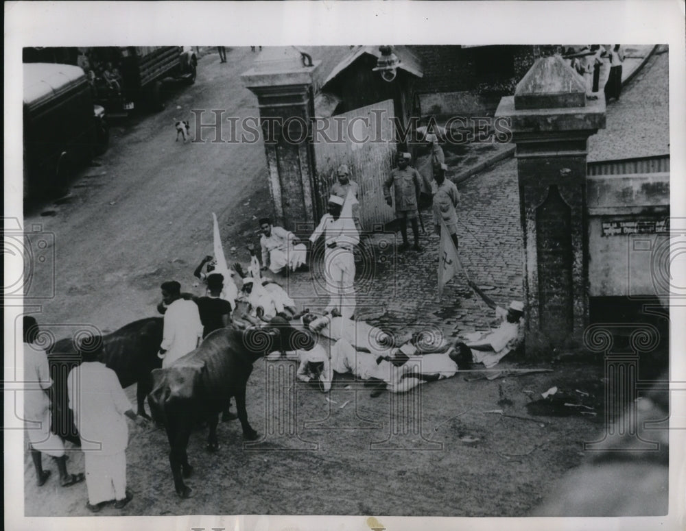 1954 Press Photo New Delhi India, Sadnus Hindu Holy Men demonstrate Indian