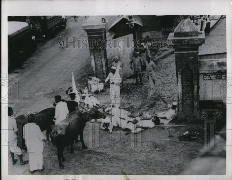 Load image into Gallery viewer, 1954 Press Photo New Delhi India, Sadnus Hindu Holy Men demonstrate Indian
