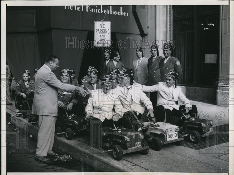 Load image into Gallery viewer, 1958 Press Photo Detective Jack Muller(left) Chicago top ticket writer
