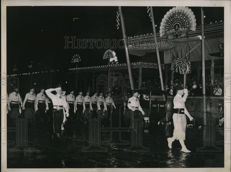 Load image into Gallery viewer, 1935 Press Photo Shriners parade past Pres Roosevelt in Wash DC
