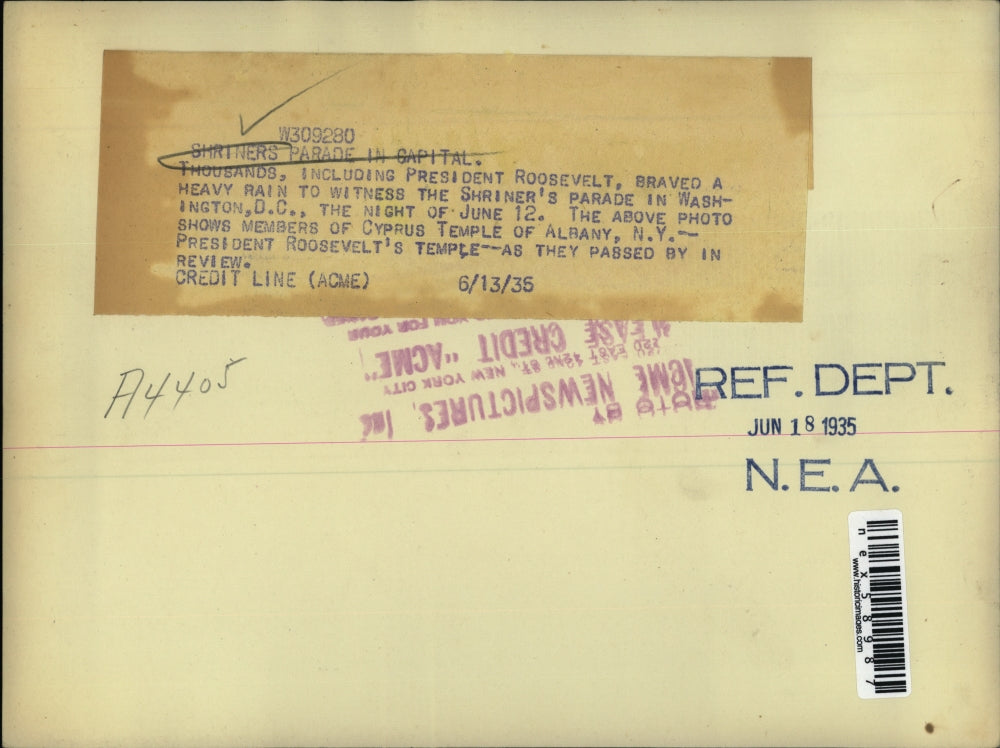 1935 Press Photo Shriners parade past Pres Roosevelt in Wash DC