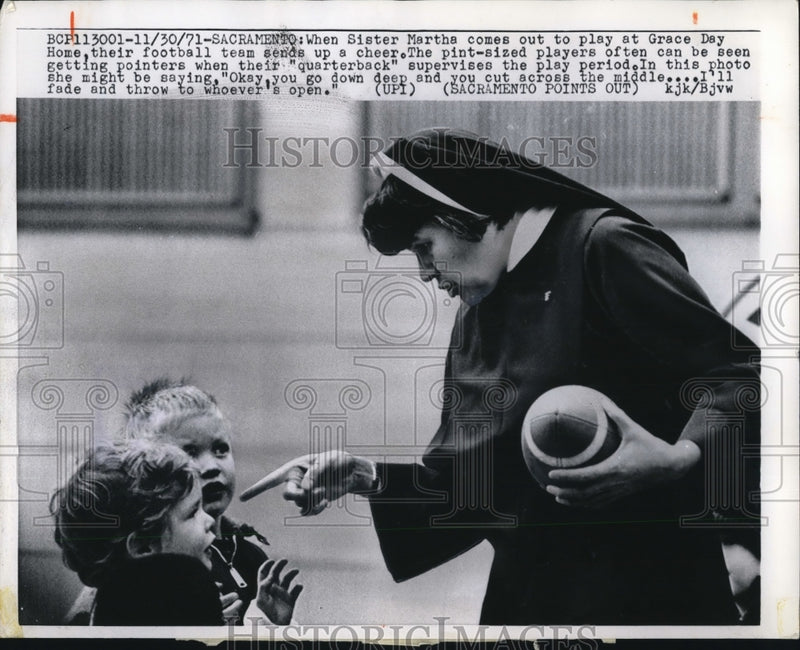 Load image into Gallery viewer, 1971 Press Photo Sacramento Calif Sister Martha &amp; kids at Grace Day home
