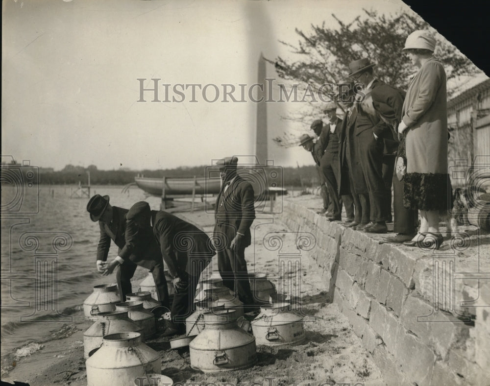 1925 Press Photo US Fish Commissioner Henry OMalley stocks fish to Tidal Basin