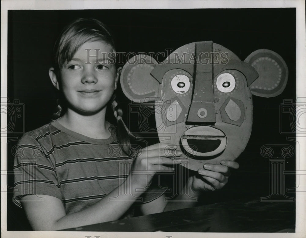 1949 Press Photo Cleveland Ohio Margaret Dlabach & a Halloween mask