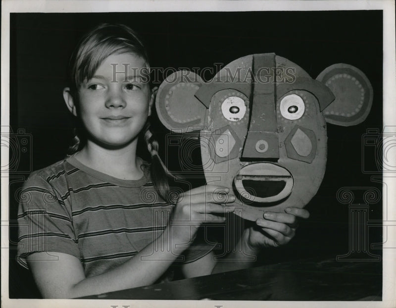 Load image into Gallery viewer, 1949 Press Photo Cleveland Ohio Margaret Dlabach &amp; a Halloween mask
