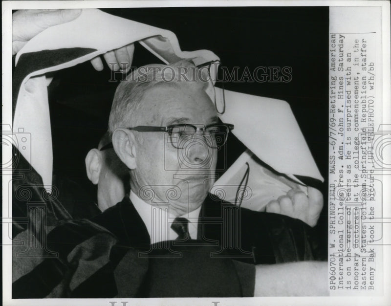 Load image into Gallery viewer, 1969 Press Photo Springfield Mass American Intnatl College pres Adm John F Hines
