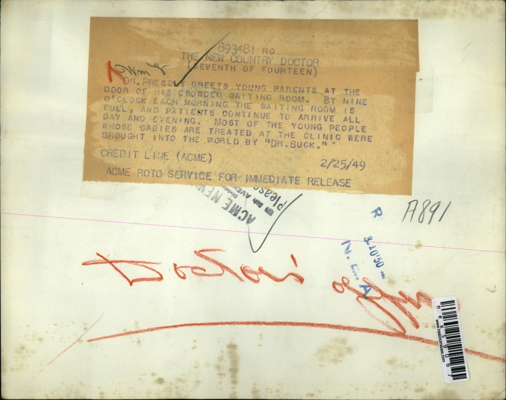 1949 Press Photo Dr Wm Pressly & young parents at his clinic