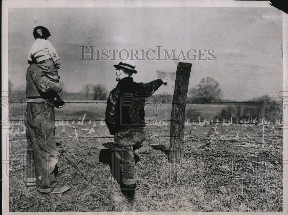 1937 Press Photo Leavenworth Ind Earl Frans & AB Krug after flooding