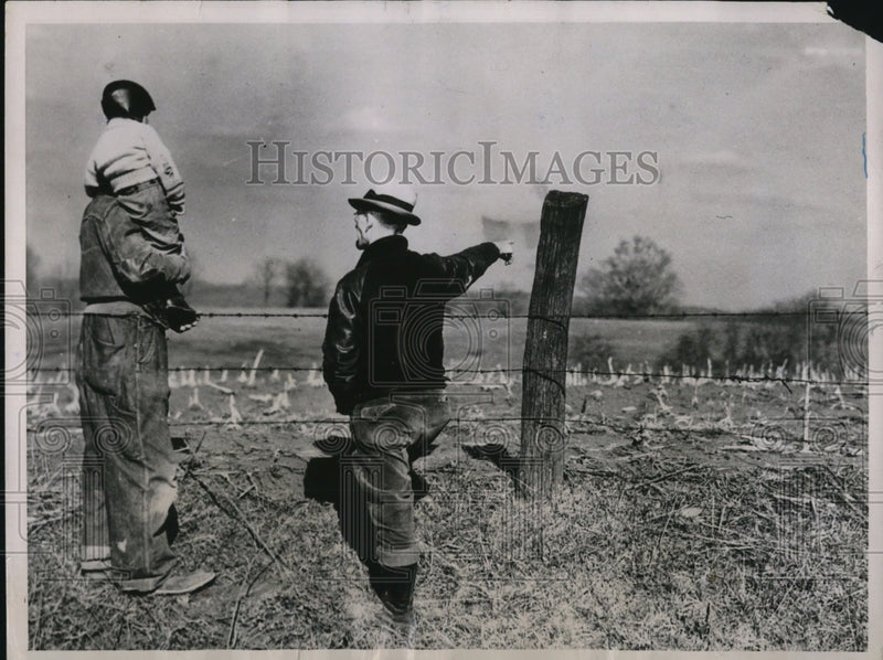 Load image into Gallery viewer, 1937 Press Photo Leavenworth Ind Earl Frans &amp; AB Krug after flooding
