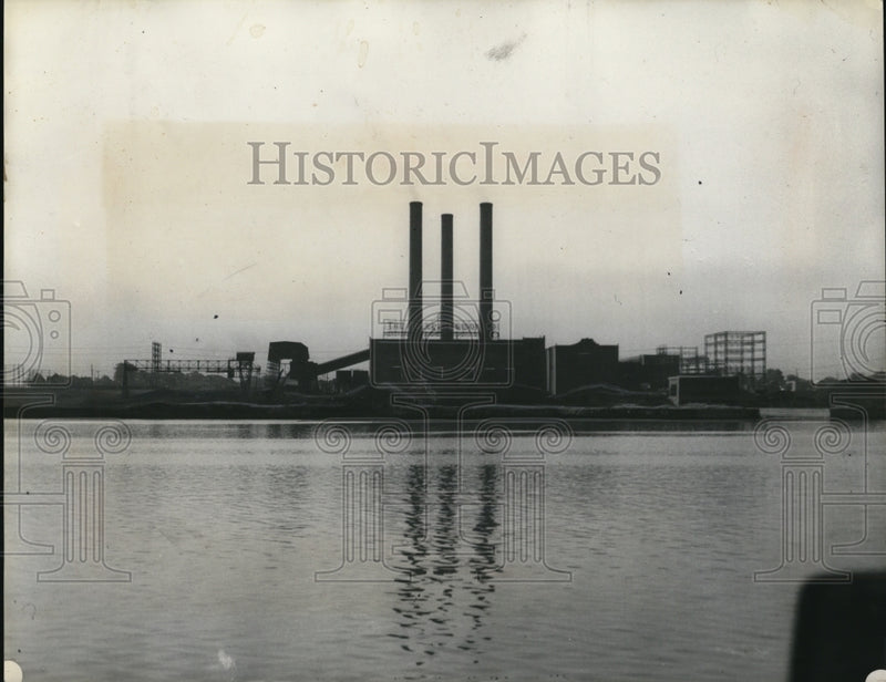 Load image into Gallery viewer, 1934 Press Photo Toledo Ohio Edison Co plant on Maumer river bank
