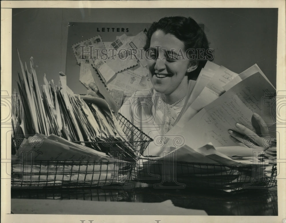 1950 Press Photo G Allison Raymond sorts letters in her office