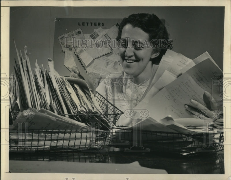Load image into Gallery viewer, 1950 Press Photo G Allison Raymond sorts letters in her office
