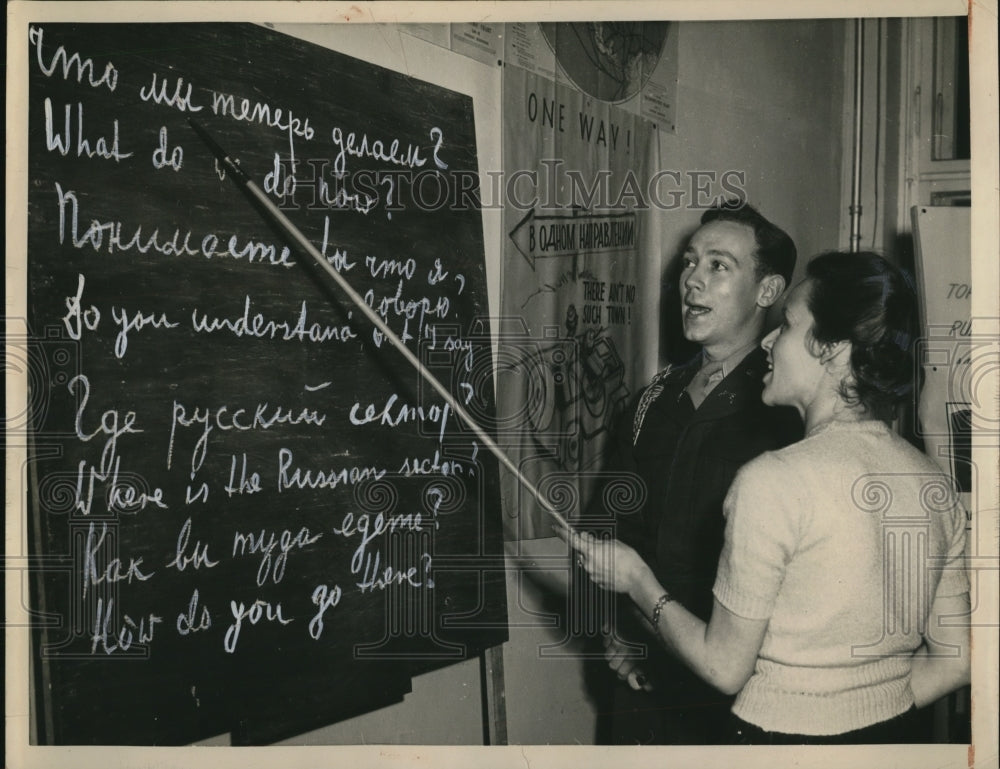 1948 Press Photo Berlin Germany K Rudzewski teaches GI Lt Rbt Howley Russian