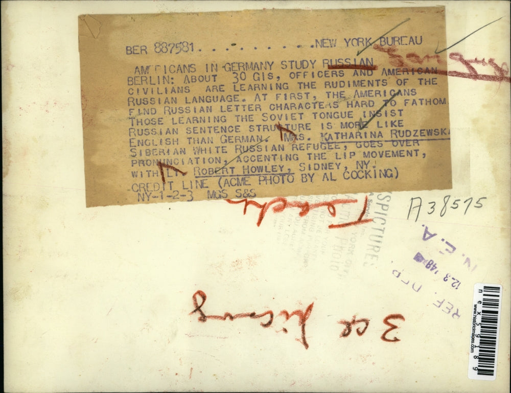 1948 Press Photo Berlin Germany K Rudzewski teaches GI Lt Rbt Howley Russian