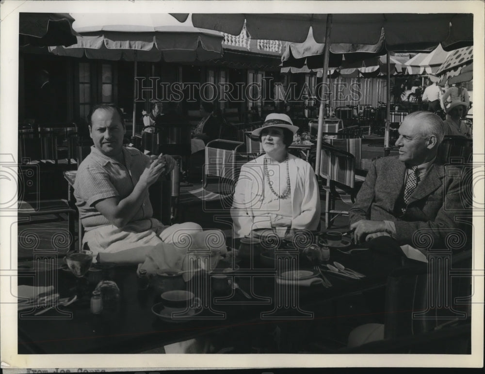 1937 Press Photo Socialites Helen Porter, Julia Casey at Miami Beach Surf Club