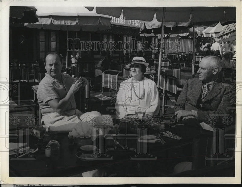Load image into Gallery viewer, 1937 Press Photo Socialites Helen Porter, Julia Casey at Miami Beach Surf Club
