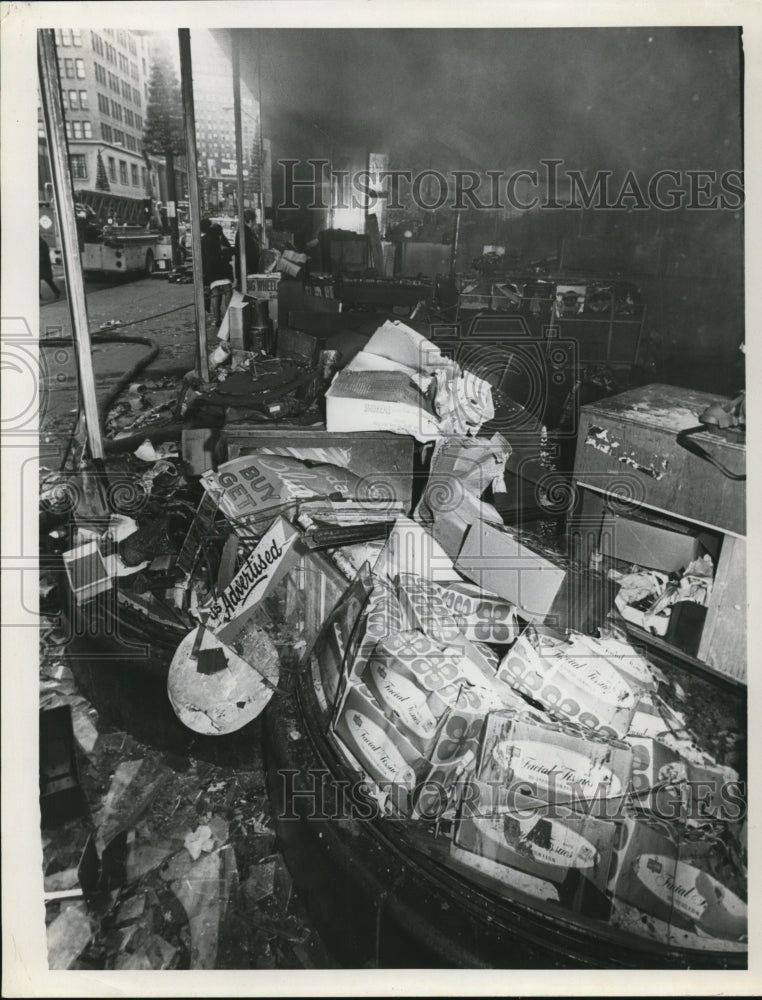 1971 Press Photo Wreckage Piles After Fire, Cleveland Ohio
