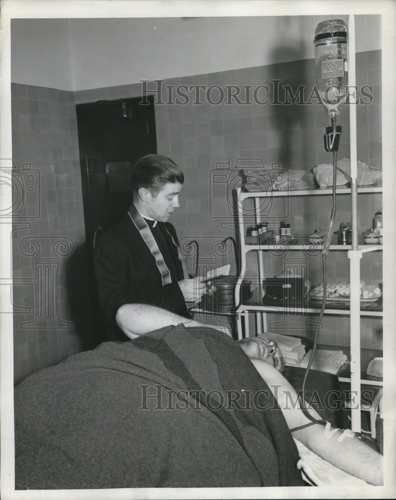 Load image into Gallery viewer, 1946 Press Photo Detroit Patrolman Joseph Jakubozak gets blood transfusion
