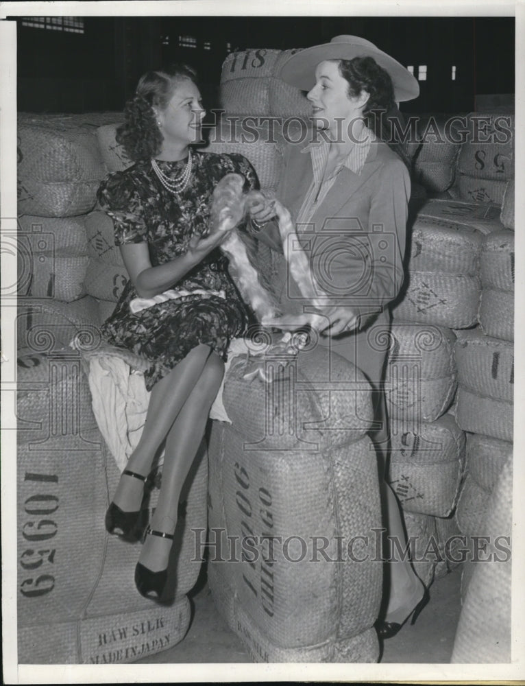 Load image into Gallery viewer, 1939 Press Photo La Calif Actress Shirley Dean &amp; editor Gwen Walters&amp; raw silk
