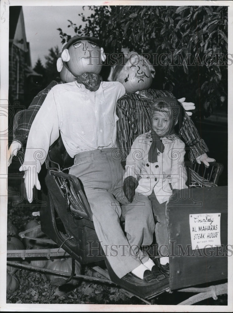 Load image into Gallery viewer, 1960 Press Photo Pamela Holcomb with Scarecrow with East End Group

