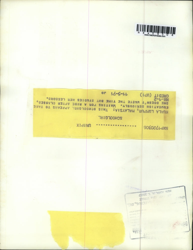 1971 Press Photo Kuala Lumpur Malaysia schoolgirl waits for ride after class